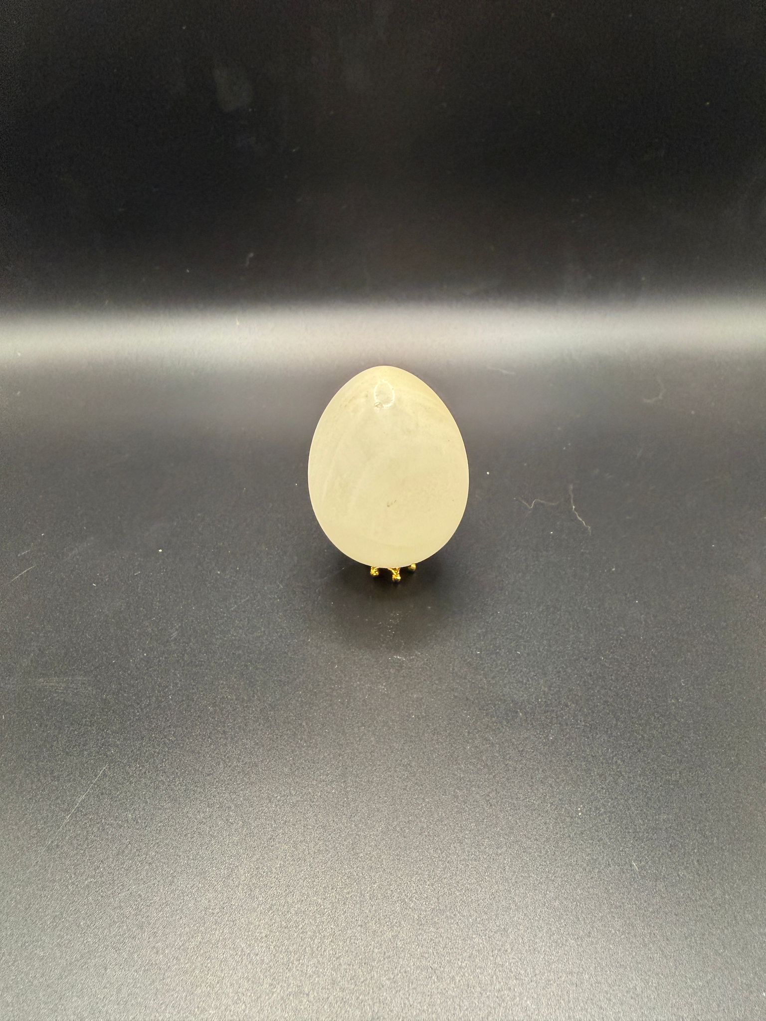 This elegant white onyx egg is simple yet powerful. With its clean, soft tones, it brings a sense of calm strength and clarity.

Often associated with focus and emotional balance, perfect for grounding your energy.

✨ Smooth egg shape
✨ Classic white tones
✨ One-of-a-kind piece